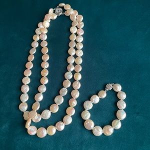 Classic pearls & bracelet set